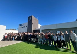 Futbolistas de los dos primeros equipos y cuerpo técnico, directivos y empleados del Málaga, en la puerta de La Academia para celebrar su tradicional almuerzo navideño.