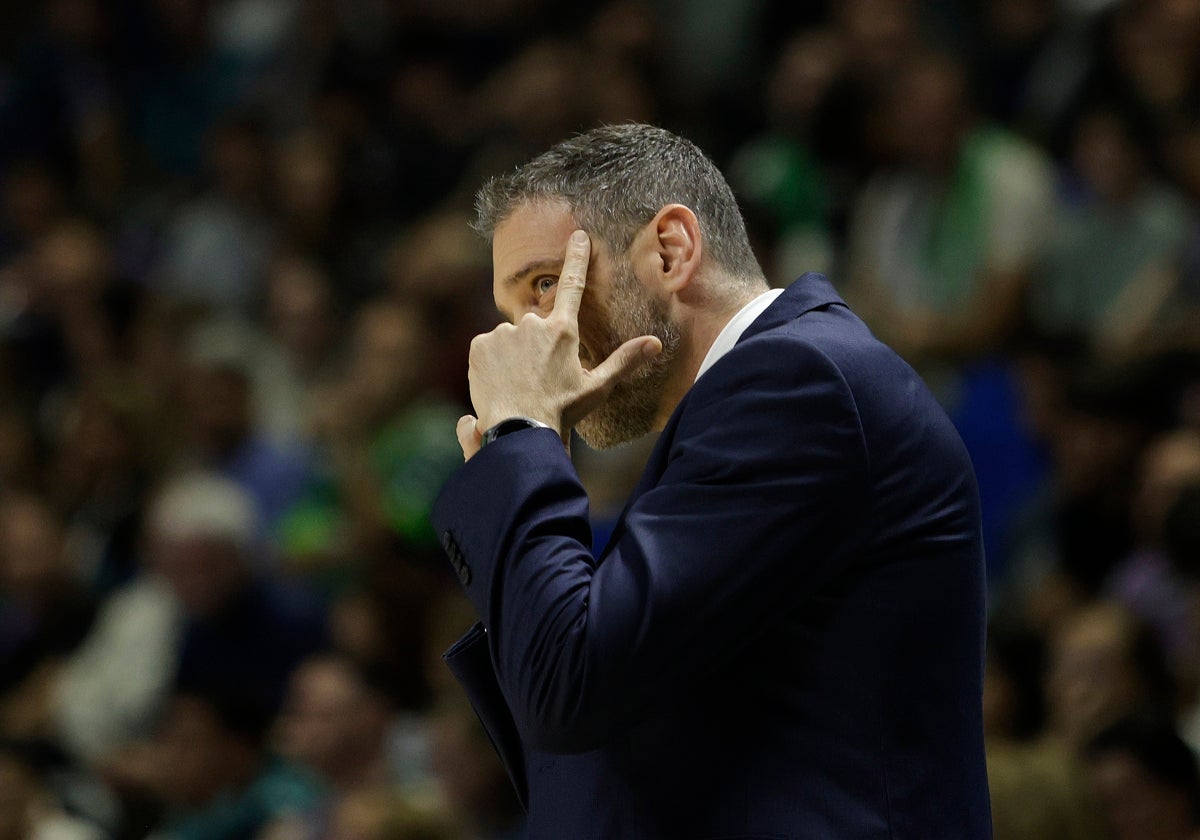 Ibon Navarro pide cabeza a sus jugadores durante el encuentro ante el Tenerife.