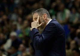 Ibon Navarro pide cabeza a sus jugadores durante el encuentro ante el Tenerife.