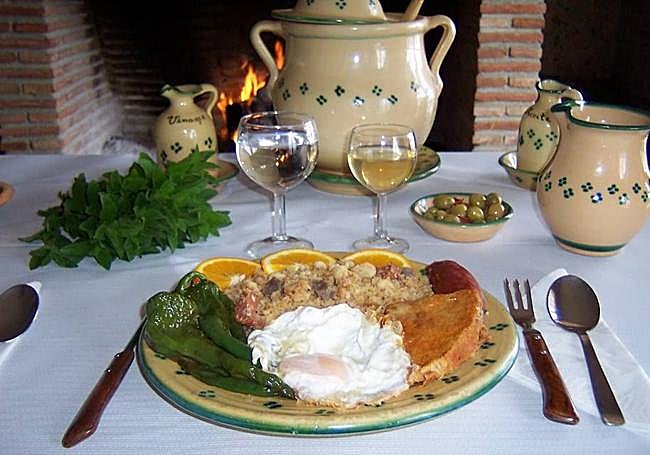 Migas en una mesa cercana a la chimenea en el restaurante Atalaya.