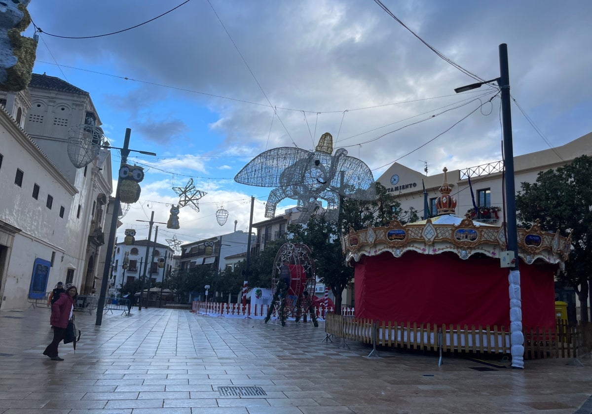 Fachada principal del Ayuntamiento veleño en la céntrica plaza de Las Carmelitas, esta Navidad.