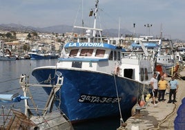 Un barco de pesca amarrado en el puerto de la Caleta de Vélez.