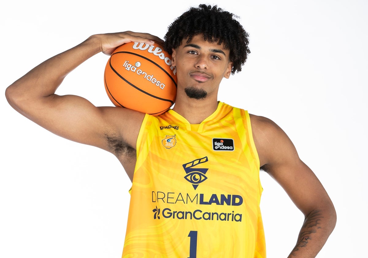 El malagueño Jakub Urbaniak posa con la camiseta del Dreamland Gran Canaria.