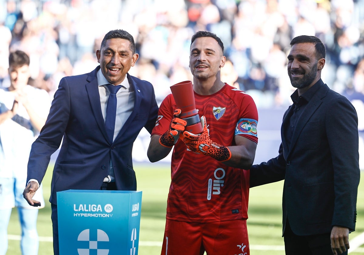 Alfonso Herrero recibe el premio a mejor jugador del mes de noviembre en Segunda, con Basti a la izquierda de la imagen y Jesús Gámez a la derecha.