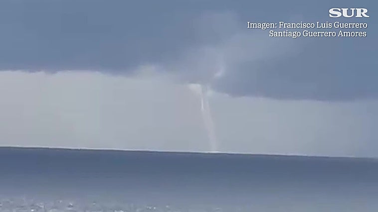Una manga marina recorre el mar frente a las costas de Benalmádena y Fuengirola
