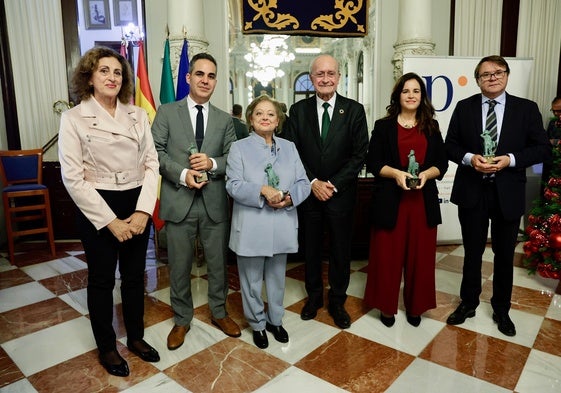 El alcalde y la presidenta de la Asociación de la Prensa, junto a los premiados.