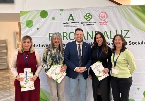 La concejal de Bienestar Social, junto al director general de Protección Social y Barriadas de Actuación Preferente de la Junta Andalucía.