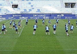 El Málaga se ejercita en La Rosaleda antes de un partido.