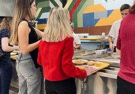 Estudiantes hacen fila en la cafetería de la UMA a la hora de comer