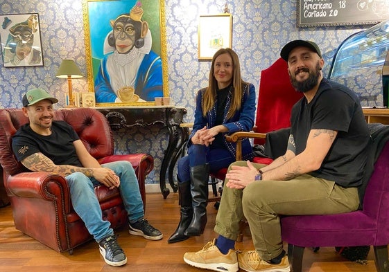 La concejala de Comercio, Elisa Pérez de Siles, junto a los propietarios de la cafetería pasteleria Taybo, Dani Bermúdez y Gonzalo Peñalver, en la calle La Victoria.