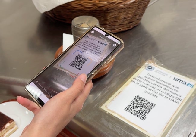 Escaneo del código QR en la cafetería de la UMA para obtener el descuento.