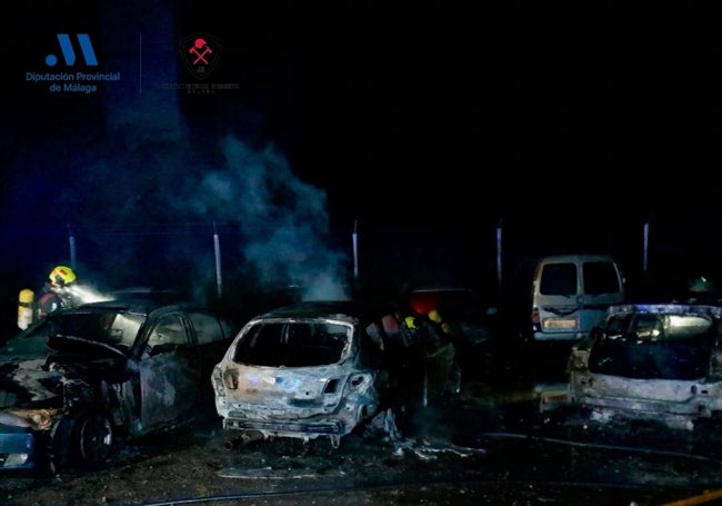 Imagen de uno de los coches calcinados en el depósito municipal de Torrox.