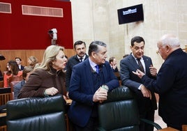 Juanma Moreno departe con Carolina España, Antonio Sanz y Jesús Aguirre antes del inicio del pleno.