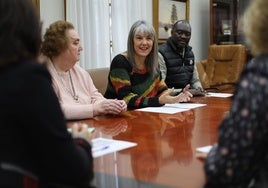 La concejal explica la iniciativa a las asociaciones.