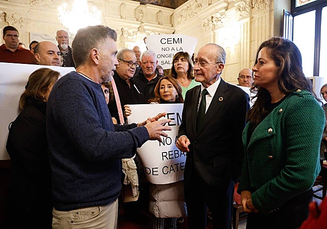De la Torre y la edil Alicia Izquierdo hablan con los representantes del CEMI.