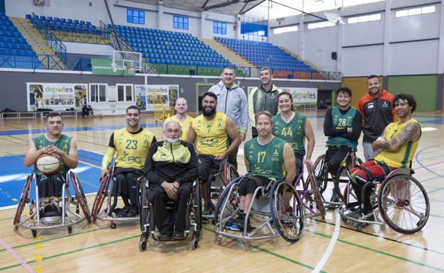 Paco Aguilar posa junto con los jugadores del Amivel.