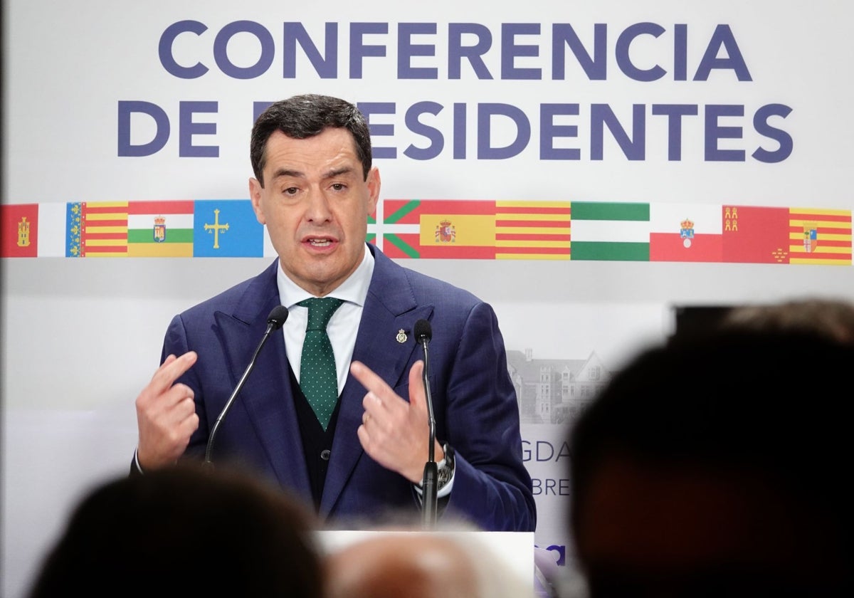 Juanma Moreno: «Es la primera vez que voy a una reunión donde lo único que hay son folios en blanco»