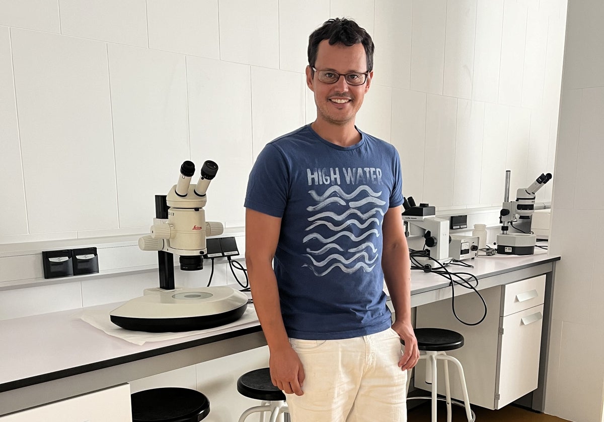 Enrique Barrigón, en el laboratorio de la Facultad de Ciencias de la UMA.