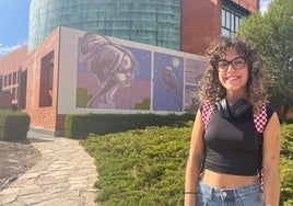 Alumna de Ingeniería frente a la Biblioteca General de la Universidad de Málaga.