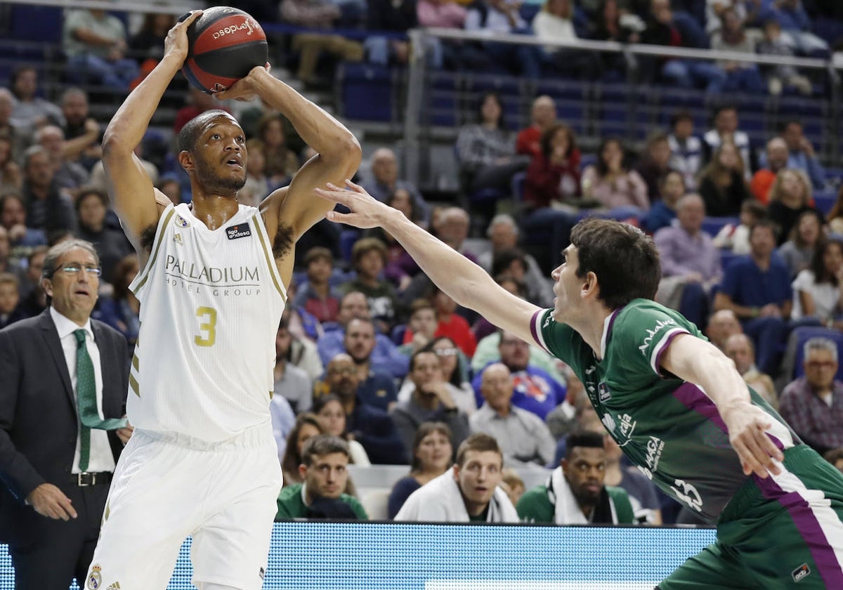 Randolph lanza a canasta en un partido contra el Unicaja.