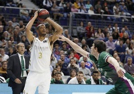 Randolph lanza a canasta en un partido contra el Unicaja.