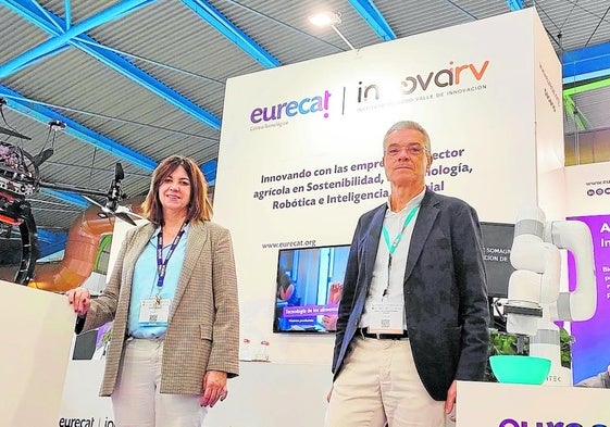 Carol Benedí e Ignaciode la Vega en el expositor de Eurecaten Expo AgriTech.