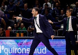 Ibon Navarro, camino al túnel de vestuarios.