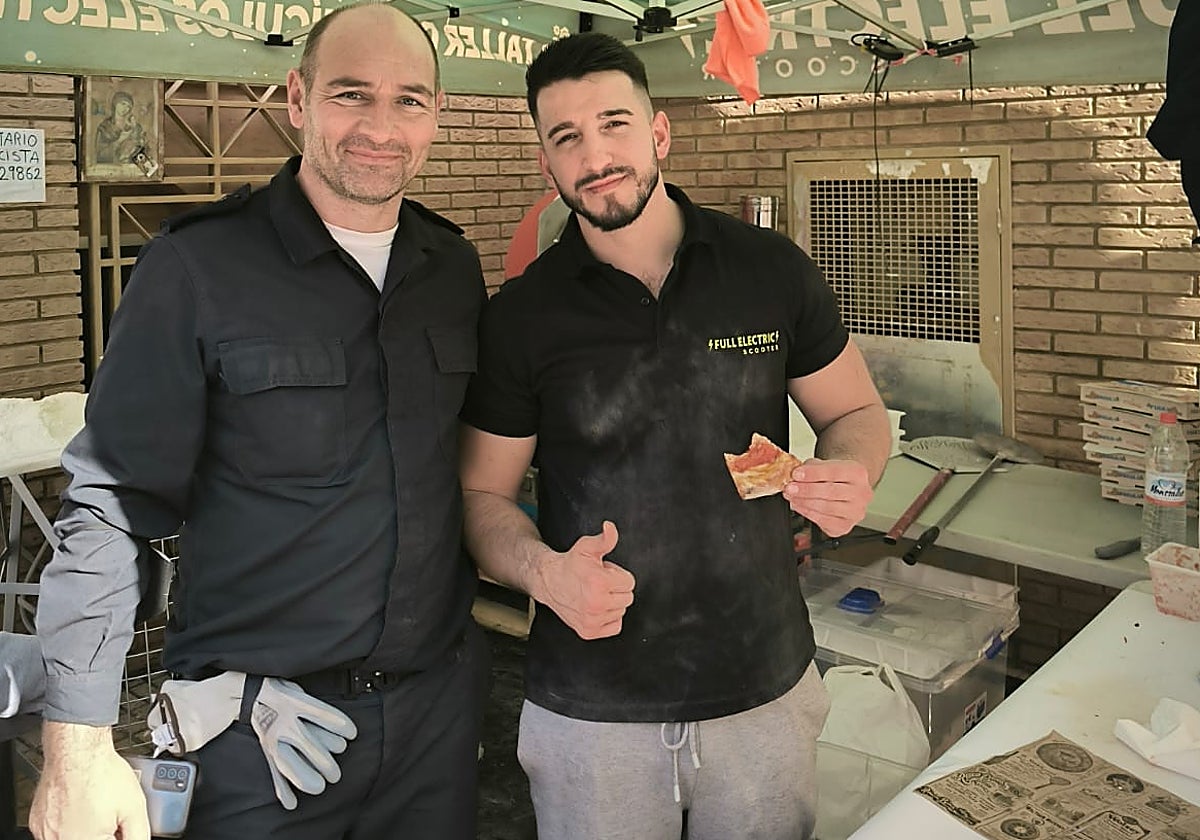 Álvaro Faura, a la derecha, junto a uno de sus ayudantes en Valencia.