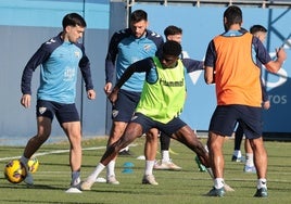 Ramón controla el balón en un entrenamiento del Málaga de esta semana.