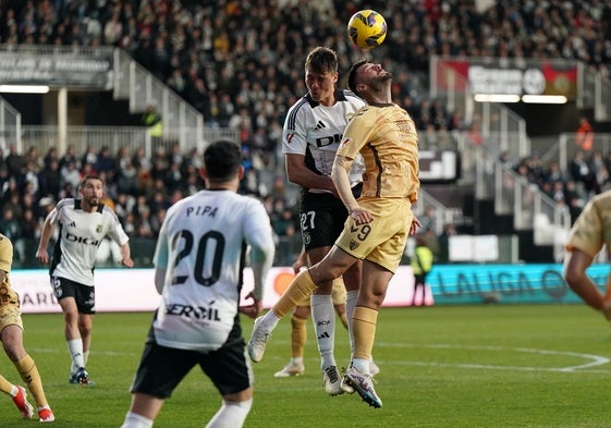 Roko Baturina pugna con David López en el área del Burgos.