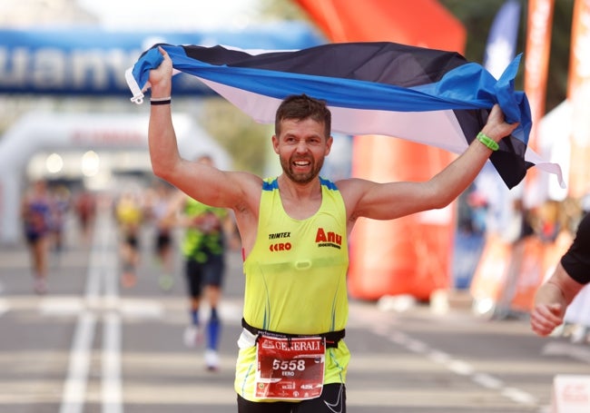 Eero, entrando a meta con su bandera de Estonia.