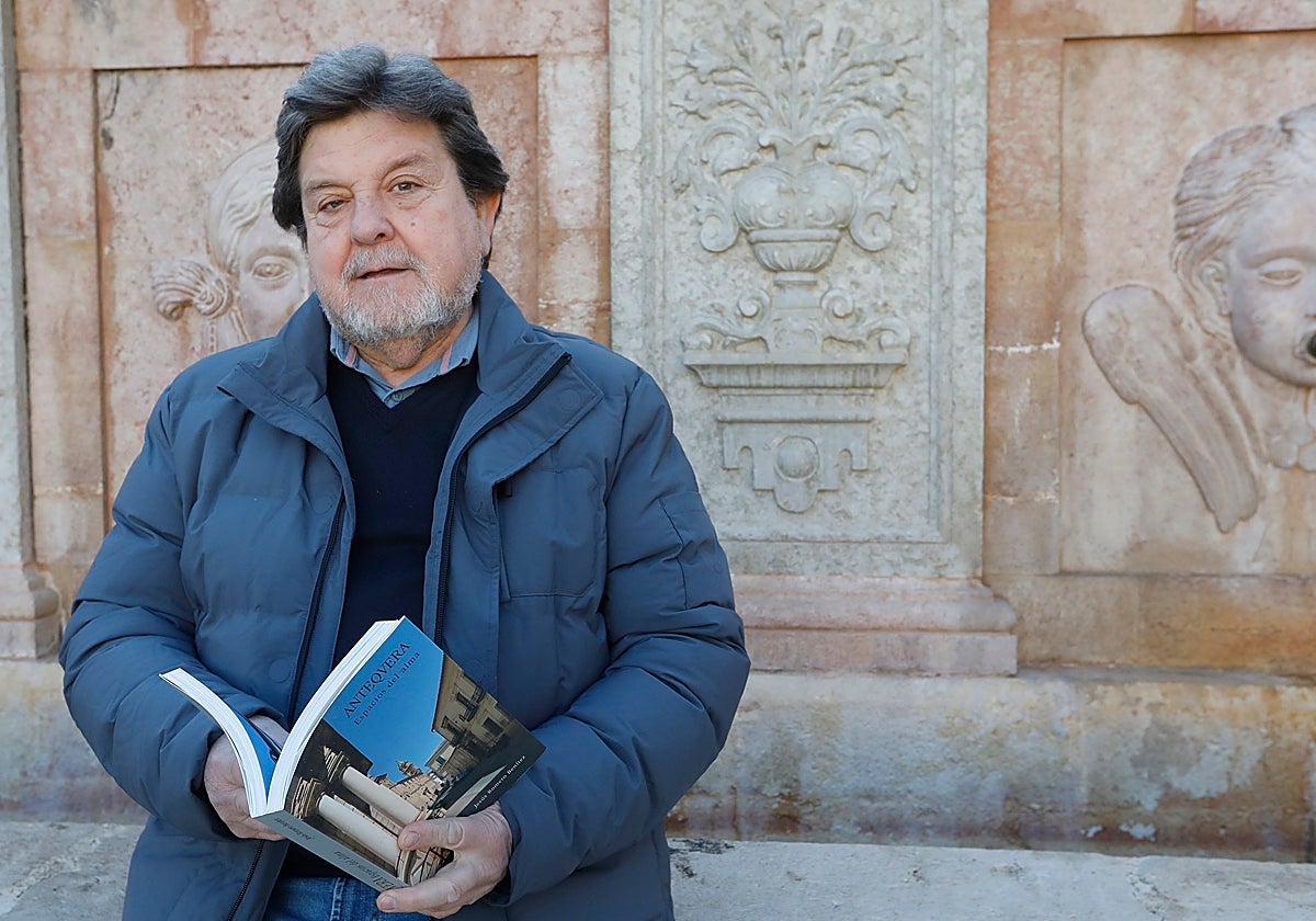 Jesús Romero con el nuevo libro en la plaza del Coso Viejo de Antequera