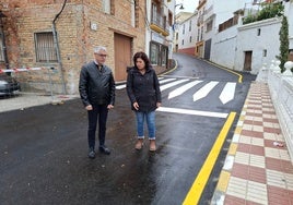 La alcaldesa de Monda, María Fernández y el diputado provincia del Con Málaga, Juan Márquez, en la A-7100.