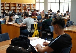 Alumnos de la UMA en la Biblioteca General