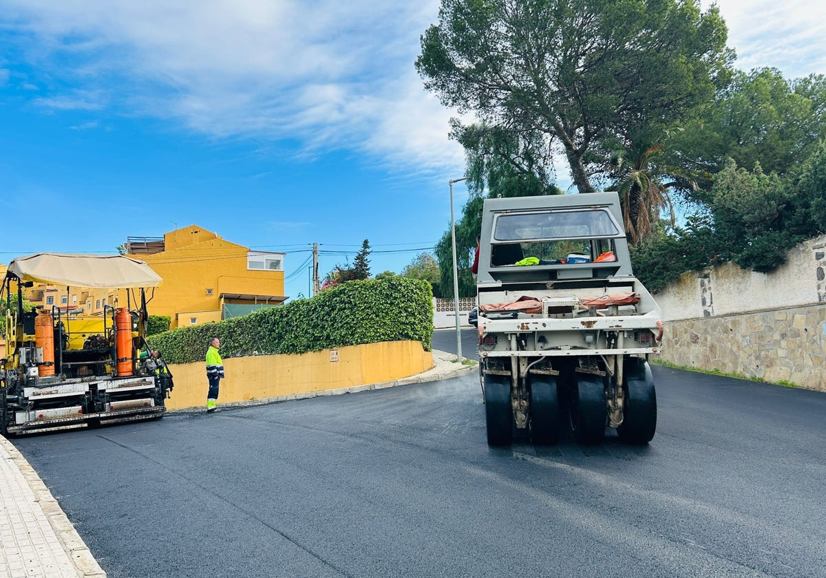 Imagen de los trabajos de asfaltado en la calle Miosota de Benajarafe.