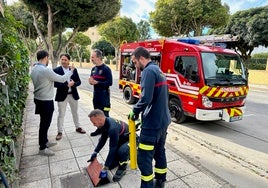 Bomberos durante la revisión de una hidrante.