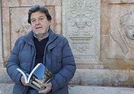 Jesús Romero con el nuevo libro en la plaza del Coso Viejo de Antequera