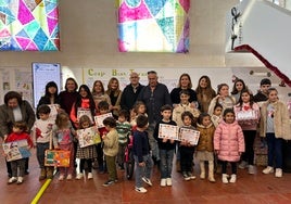 Imagen de los alumnos premiados en el certamen de dibujo de Torre del Mar.