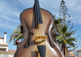 Imagen de uno de los instrumentos musicales gigantes que han sido vandalizados en Benamocarra.