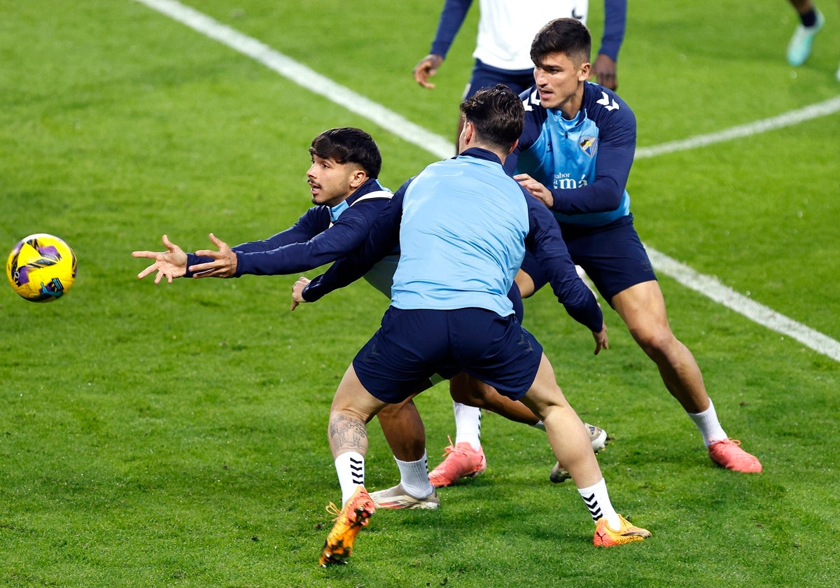 Kevin participa en un ejercicio en el entrenamiento del Málaga.