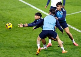 Kevin participa en un ejercicio en el entrenamiento del Málaga.