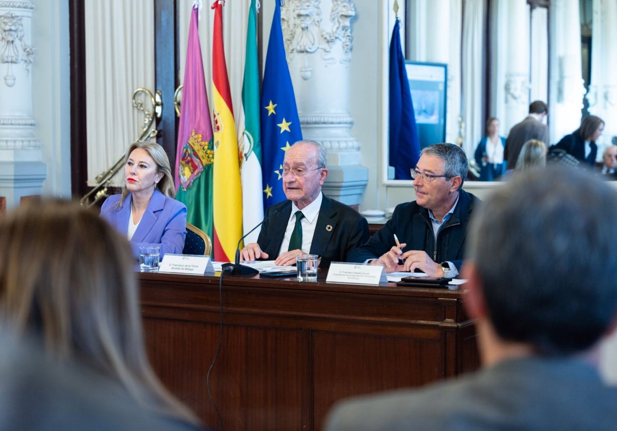 Carolina España, Francisco de la Torre y Francisco Salado, en la reunión sobre La Rosaleda en el Ayuntamiento.