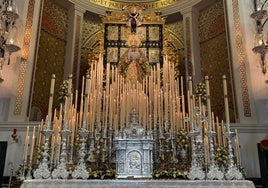 Altar del triduo en honor a la Virgen de la Esperanza en la basílica.