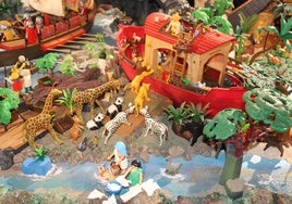 La llegada de los animales al Arca de Noé recreada con figuras de Playmobil.