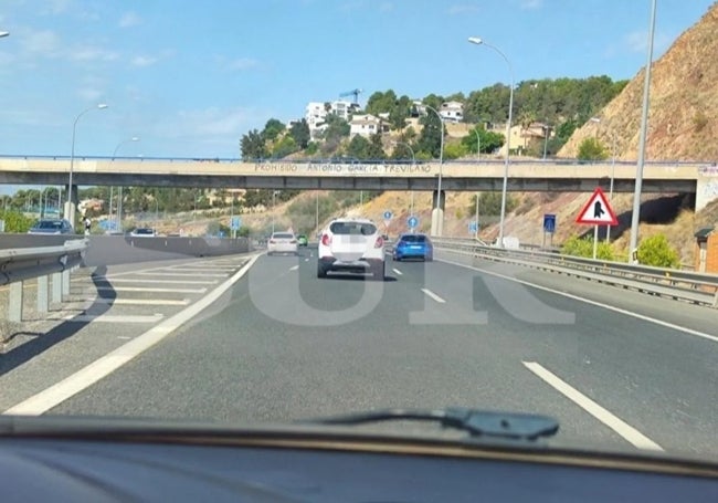 La denunciante fotografió el coche del cura en la autovía.