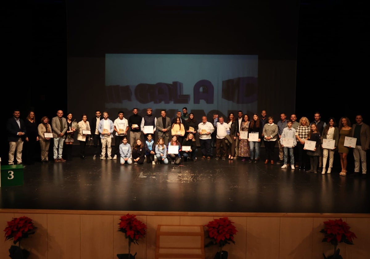 Foto de familia de los premiados en la gala del deporte de Torrox.