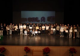 Foto de familia de los premiados en la gala del deporte de Torrox.