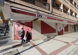 La cafetería se encuentra en la calle Compás de la Victoria.