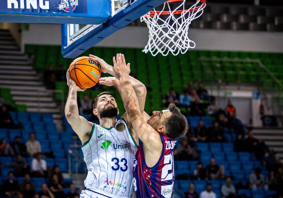 Tillie trata de anotar ante la defensa de un jugador del King Szczecin.