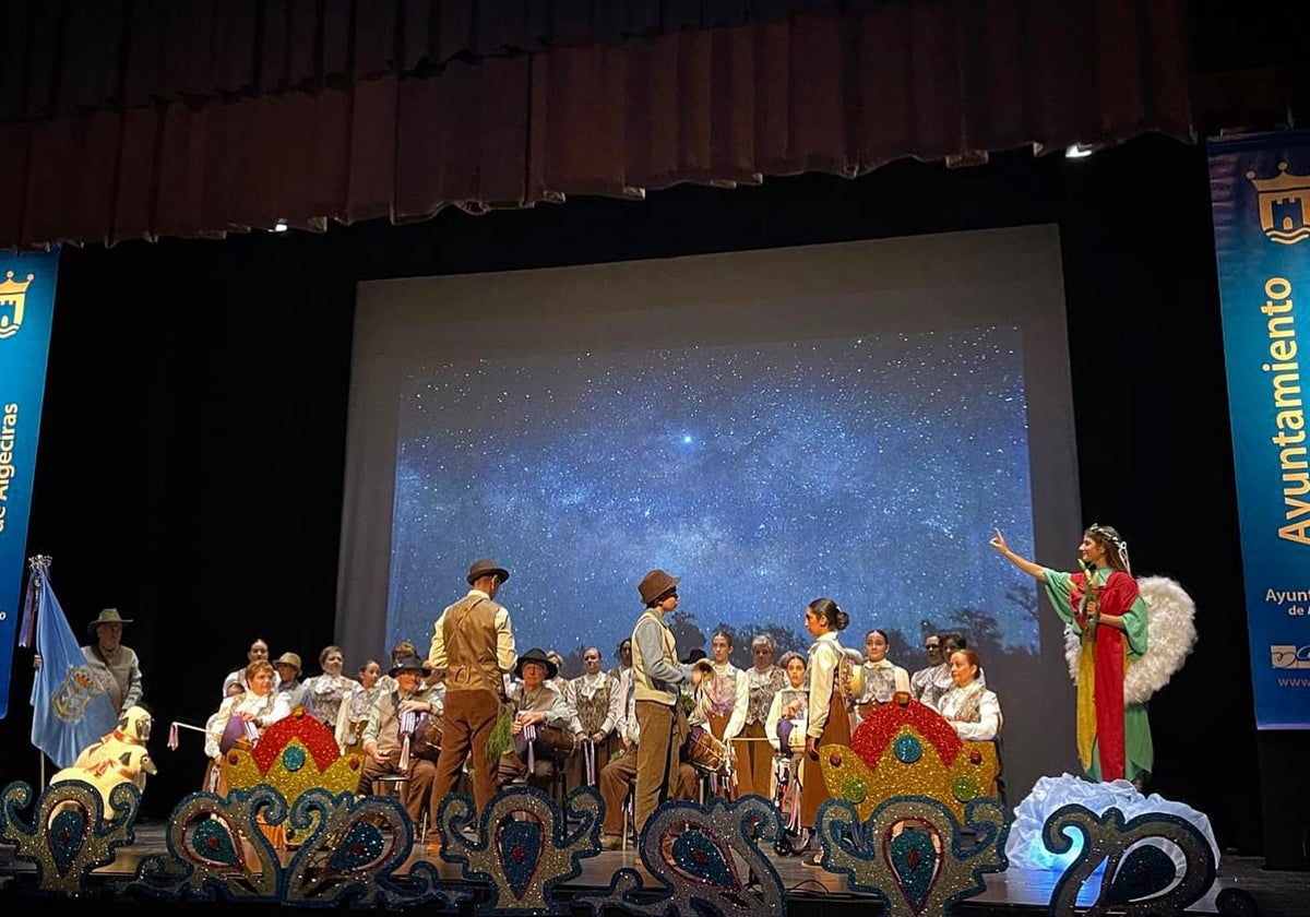 Imagen de la Pastoral de Las Protegidas de Nerja, sobre el escenario de Algeciras.